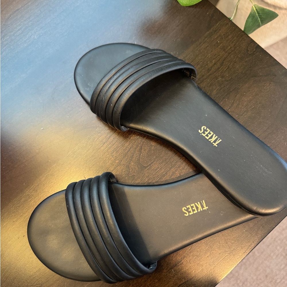 TKEES Black Ribbed Single‑Strap Slides - Picture 3 of 4